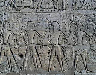 Personaggi che simboleggiano i distretti minerari che portano i loro tributi al dio, rilievo, Cortile di Ramses II, Tempio di Amon (Lista del Patrimonio Mondiale UNESCO)