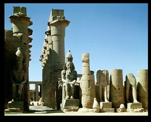 Colossi di Ramesse II (c.1279-1213 a.C.) e il Pilone di Amenofi III (1403-1365 a.C.), nel Cortile Peristilio