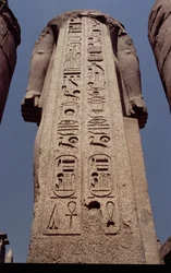 Colonna con braccia raffigurante il cartiglio di Ramses II (1298-32 a.C.), Nuovo Regno, ca. 1297-1185 a.C.
