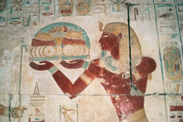 Egitto, Abydos, Tempio del faraone Seti I, cappella di Osiride, rilievo dipinto che raffigura un portatore di offerte