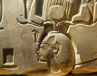 Egitto, Luxor, Antica Tebe, Valle di Assasif, frammento di rilievo che raffigura Ramses II e cartigli