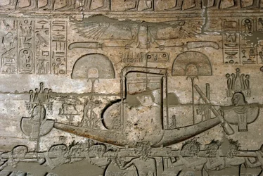 Antichità egiziane: rilievi che rappresentano la processione della barca sacra, Tempio commemorativo dedicato al faraone Ramses II (1279-1213 a.C.), sito di Ramasseum a Luxor, Egitto