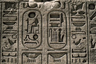Antichità egiziana: rilievo del Tempio di Ramses II. 1271-1256 a.C., Abu Simbel, Aswan, Egitto