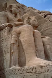 Antichità egizia: Colosso del Tempio di Ramses II. 1271-1256 a.C. Abu Simbel, Assuan, Egitto