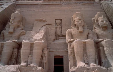 Antichità egizia: Colosso del Tempio di Ramses II. 1271-1256 a.C. Abu Simbel, Aswan, Egitto