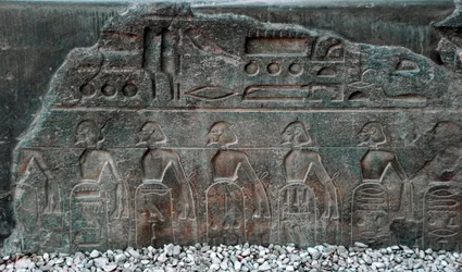 Antichità egizia: dettaglio di un rilievo che decora gli emblemi dei territori conquistati dal faraone Ramses II (1292-1186 a.C.). Tempio di Luxor. Riva Est (Tebe), Egitto