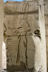 Antichità egizia: dettaglio di rilievi che raffigurano la dea Hathor con sistro in mano, Tempio funerario dedicato al faraone Ramses II (1279-1213 a.C.), sito del Ramasseum (Ramesseum) a Luxor, Egitto