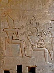 Antichità egiziane: dettaglio dei rilievi che rappresentano Ramses II incoronato e benedetto dalla divinità della scrittura Seshat, Tempio commemorativo dedicato al faraone Ramses II