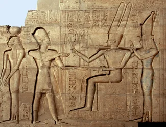 Antichità egizia: rilievo raffigurante il faraone Ramses II davanti a due divinità della triade tebana, Amon e Mut; tempio funerario dedicato al faraone Ramses II (1279-1213 a.C.), sito del Ramesseum a Luxor, Egitto.