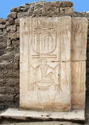 Antichità egizia: stele del faraone Ramses II (1279-1213 a.C.) con voto di longevità, Tempio Funerario a lui dedicato, sito del Ramasseum a Luxor, Egitto