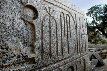 Antichità egiziane: base della statua colossale di granito di Assuan del faraone Ramses II; Tempio funerario dedicato al faraone Ramses II