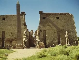 Facciata e primo pilone con due statue sedute di Ramses II e l