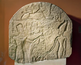Stele in calcare raffigurante Ramses II che offre incenso e papiro alla dea Astarte