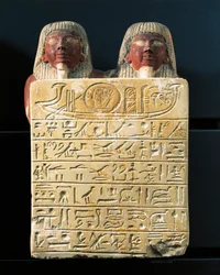 Stele in calcare di Dydy e suo figlio Pendua, maestri carpentieri, inno di offerta al dio sole Ra, da Deir el-Medina