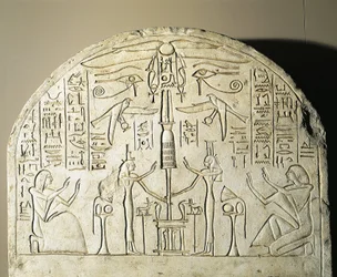 Stele di calcare di Perinefer, con Iside e Nefti che adorano il feticcio che rappresenta Osiride, da Abydos, Regno di Ramses II