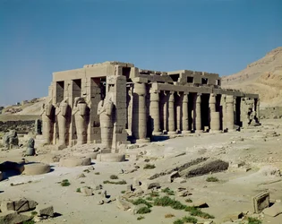 Figure di Osiride di Ramesses II (1279-1213 a.C.) che fiancheggiano le pareti del Secondo Cortile, Nuovo Regno