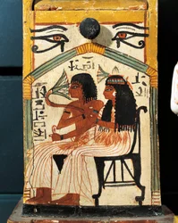 Scatola di shabti in legno dipinto di Khabekhent, defunto seduto con sua moglie, dettaglio