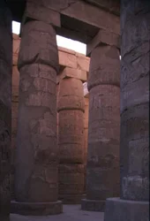 Colonne di papiro con capitelli a bocciolo nella Sala Ipostila del Tempio di Amon, Nuovo Regno