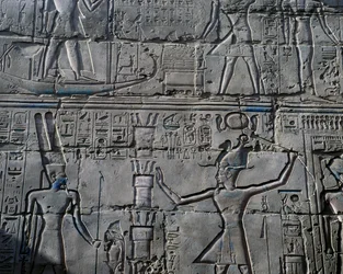La regina Hatshepsut davanti al dio Amon, dettaglio delle scene di offerte agli dei, rilievo, pareti interne della Grande Sala Ipostila, complesso del tempio di Karnak (Lista del Patrimonio Mondiale UNESCO)