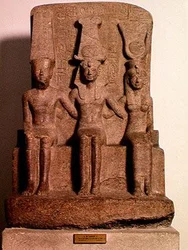Ramses II (1304-1237 a.C.) seduto tra Amon e Mut, da Karnak, Nuovo Regno, ca. 1279-13 a.C.