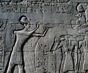 Ramses II davanti alla barca sacra, rilievo, pareti interne della Grande Sala Ipostila, complesso templare di Karnak (Lista del Patrimonio Mondiale dell