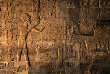 Ramses II che fa sacrifici davanti alla barca sacra, Karnak, Egitto