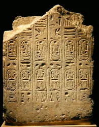 Vista posteriore di un frammento di una statua di Ramesse II (1279-13) e consorte, Nuovo Regno