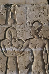 Rilievo raffigurante il faraone con il dio Horus, portico del Tempio di Seti I