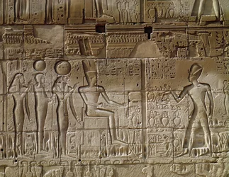 Rilievo raffigurante Seti I (ca. 1294-1279 a.C.) mentre offre un dono ad Amon, dalla parete esterna nord della sala ipostila, Nuovo Regno