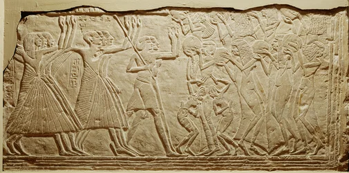 Rilievo che raffigura un corteo funebre, da Saqqara (calcare)