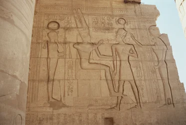 Rilievo raffigurante la dea leonessa Mut che presenta Ramses II a un Amon in trono, che gli dona un ankh, dalla Grande Sala Ipostila, Nuovo Regno