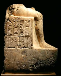 Vista laterale di un frammento di una statua di Ramesse II (1279-13) e consorte, Nuovo Regno