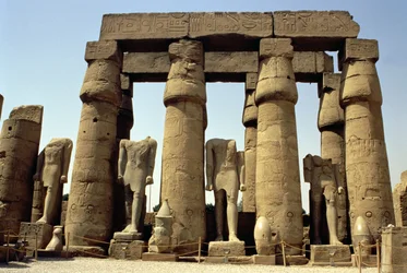 Statue di Ramses II (1298-32 a.C.) e colonne a bocciolo di papiro nel Cortile Peristilio, Nuovo Regno, c.1297-1185 a.C.