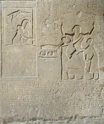 Stele delle collane, Hormin che riceve l