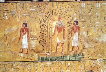 Il dio del sole Ra nella sua barca solare, protetto dalle spire di un serpente, dalla tomba di Seti I (1394-1279 a.C.), Nuovo Regno
