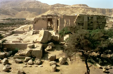 Vista dalla cima del primo pilone che mostra il colosso caduto di Ramses II (1279-1213 a.C.) nel Primo Cortile, Nuovo Regno