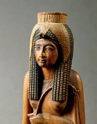 Statua lignea di Ahmes Nefertari, moglie di Amenhotep I, da Deir el-Medina, dettaglio, il busto, Nuovo Regno, Dinastia XIX