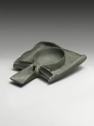 Piatto per libagioni raffigurante braccia Ka che presentano un segno Ankh