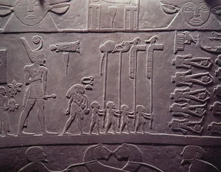 La tavolozza di Narmer: tavolozza cerimoniale raffigurante il re Narmer, con la corona rossa del Basso Egitto, mentre ispeziona prigionieri legati e decapitati, rinvenuta a Hierakonpolis, periodo protodinastico, ca. 3000 a.C.