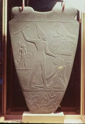 La tavolozza di Narmer: tavolozza cerimoniale raffigurante il re Narmer, con la corona bianca dell