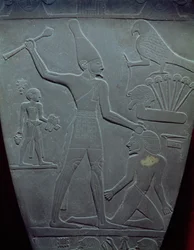 La tavolozza di Narmer: tavolozza cerimoniale raffigurante il re Narmer, con la corona bianca dell