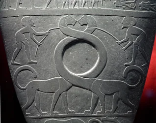 La Palette di Narmer: paletta cerimoniale che raffigura una coppia di gatti dal collo lungo tenuti al guinzaglio, trovata a Hieraconpolis, Periodo Dinastico Antico, c.3000 a.C. (scisto) (dettaglio)