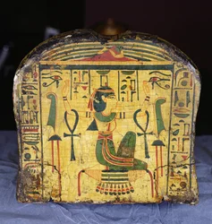 Dettaglio della parte finale della bara esterna della mummia di Nesyamun, possibilmente trovata a Deir El-Bahri, Nuovo Regno, c.1100 a.C.