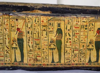 (dettaglio) della base della bara esterna della mummia di Nesyamun, possibilmente trovata a Deir El-Bahri, Nuovo Regno, c.1100 a.C.