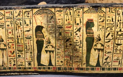 Dettaglio della base esterna della bara della mummia di Nesyamun, probabilmente trovata a Deir El-Bahri, Nuovo Regno, c.1100 a.C. (legno dipinto)
