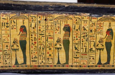 Dettaglio della base esterna della bara della mummia di Nesyamun, probabilmente trovata a Deir El-Bahri, Nuovo Regno, c.1100 a.C. (legno dipinto)