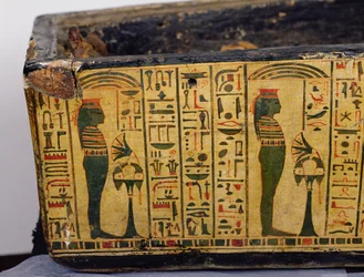 Dettaglio della base della bara esterna della mummia di Nesyamun, possibilmente trovata a Deir El-Bahri, Nuovo Regno, c.1100 a.C.