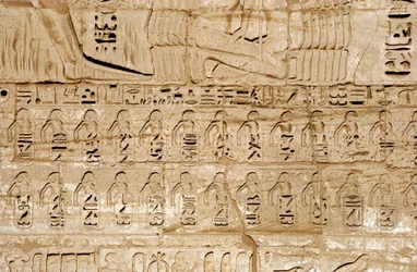 Antichità egizia: dettaglio dei rilievi del primo pilone che rappresentano gli emblemi delle città conquistate dal faraone Ramses III. Tempio funerario di Ramses III. Luxor, Medinet Habou, Egitto