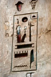 Antichità egizia: primo cortile, dettaglio che rappresenta un cartiglio. Tempio funerario di Ramses III (1187-1156 a.C.). Luxor, Medinet Habu, Egitto