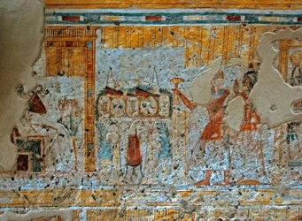 Antichità egizia: rappresentazione di Shuroy e sua moglie che adorano il dio Osiride seduto davanti ai quattro figli di Horus in una foglia di papiro. Dipinto della Tomba di Shuroy (TT13). XX dinastia. 1190-1077 a.C. Necropoli di Dra Abu el-Naga, riva occ